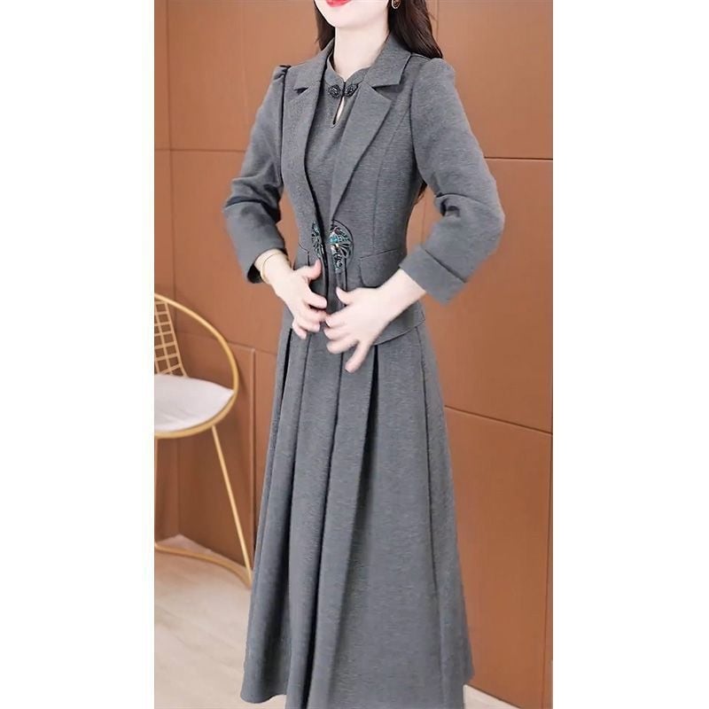 Két részes kosztüm középméretű szoknyával, poliészter anyag, kollázs/varrás dizájn, 2024 ősz.