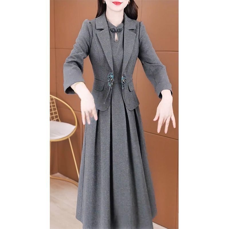 Két részes kosztüm középméretű szoknyával, poliészter anyag, kollázs/varrás dizájn, 2024 ősz.