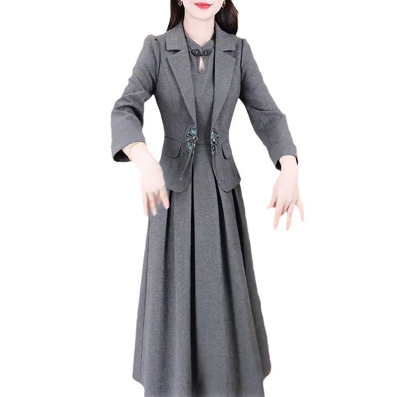 Két részes kosztüm középméretű szoknyával, poliészter anyag, kollázs/varrás dizájn, 2024 ősz.