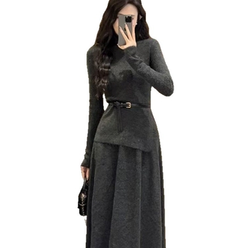 Koreai stílusú kötött két darabos szett: top és középméretű szoknya, egyszínű minta, imitációs kasmír akril keverékkel, elegáns irodai viselet (ősz–tél 2025)