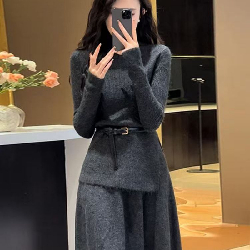 Koreai stílusú kötött két darabos szett: top és középméretű szoknya, egyszínű minta, imitációs kasmír akril keverékkel, elegáns irodai viselet (ősz–tél 2025)