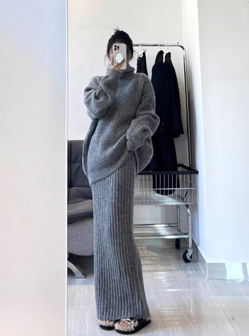 Compleu două piese fustă-top – fustă lungă, top cu mâneci lungi și guler înalt, amestec acrilic-poliester, iarnă 2024