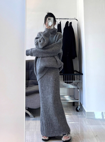 Compleu două piese fustă-top – fustă lungă, top cu mâneci lungi și guler înalt, amestec acrilic-poliester, iarnă 2024