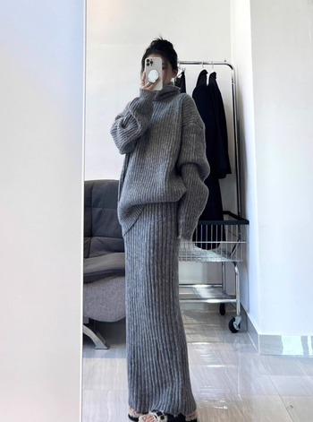 Compleu două piese fustă-top – fustă lungă, top cu mâneci lungi și guler înalt, amestec acrilic-poliester, iarnă 2024