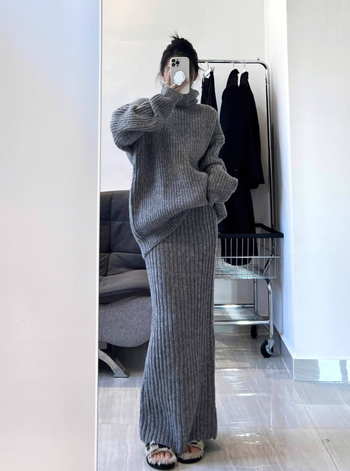 Compleu două piese fustă-top – fustă lungă, top cu mâneci lungi și guler înalt, amestec acrilic-poliester, iarnă 2024