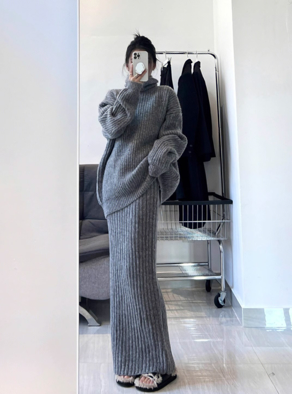 Compleu două piese fustă-top – fustă lungă, top cu mâneci lungi și guler înalt, amestec acrilic-poliester, iarnă 2024