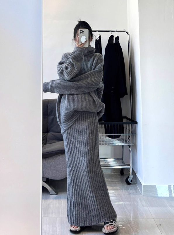 Compleu două piese fustă-top – fustă lungă, top cu mâneci lungi și guler înalt, amestec acrilic-poliester, iarnă 2024