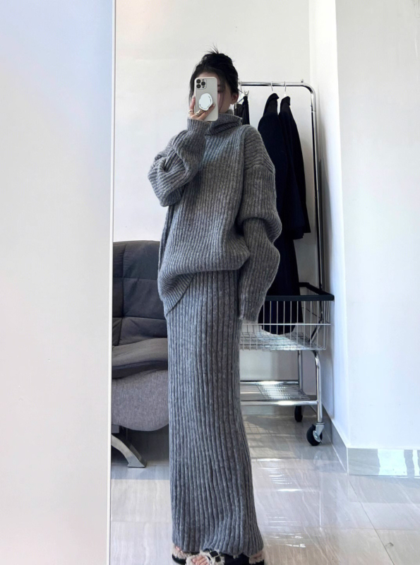 Compleu două piese fustă-top – fustă lungă, top cu mâneci lungi și guler înalt, amestec acrilic-poliester, iarnă 2024