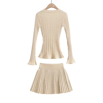 Set cardigan tricotat și fustă plisată, decolteu în V, mâneci lungi, fustă scurtă, poliester cu bumbac organic (80-90% poliester)