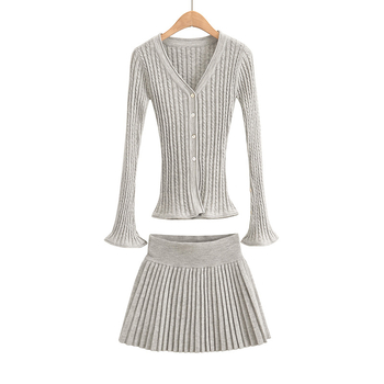 Set cardigan tricotat și fustă plisată, decolteu în V, mâneci lungi, fustă scurtă, poliester cu bumbac organic (80-90% poliester)