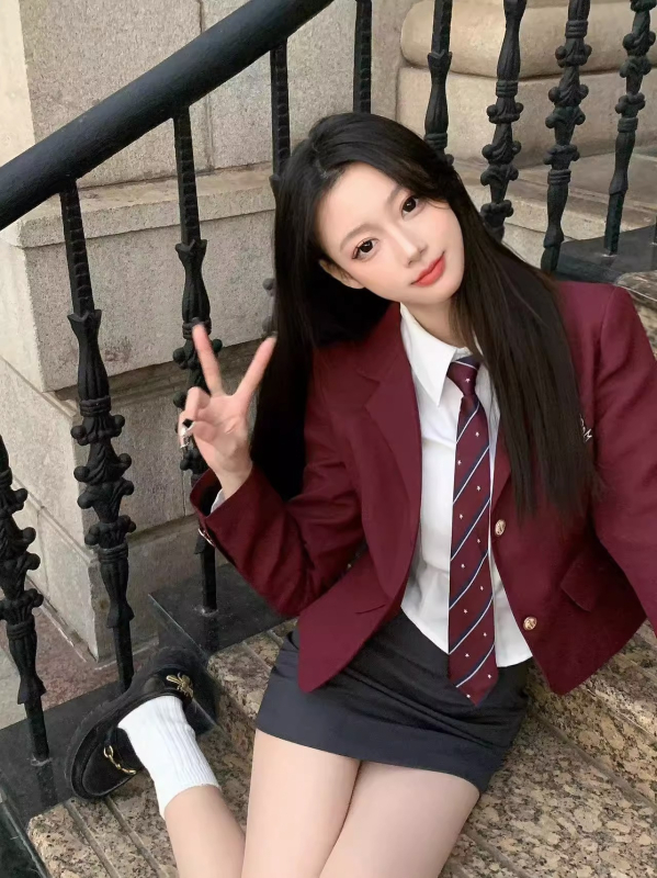 Costum JK în stil colegial cu fustă, set din trei piese: sacou scurt, top cu mânecă lungă și fustă; model 3D, țesătură Chenille cu elastan