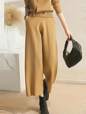 Dámsky pletený mestský kostým, dva diely: top a sukňa, dlhé rukávy, bez goliera, polyesterový pletený materiál, zimná sezóna 2023