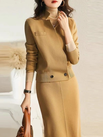 Dámsky pletený mestský kostým, dva diely: top a sukňa, dlhé rukávy, bez goliera, polyesterový pletený materiál, zimná sezóna 2023