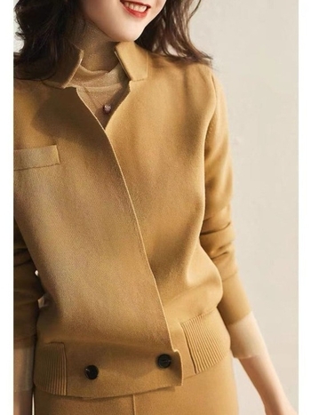 Dámsky pletený mestský kostým, dva diely: top a sukňa, dlhé rukávy, bez goliera, polyesterový pletený materiál, zimná sezóna 2023