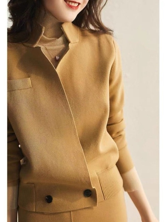 Dámsky pletený mestský kostým, dva diely: top a sukňa, dlhé rukávy, bez goliera, polyesterový pletený materiál, zimná sezóna 2023