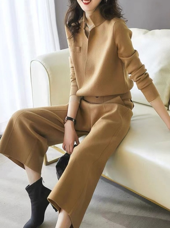 Dámsky pletený mestský kostým, dva diely: top a sukňa, dlhé rukávy, bez goliera, polyesterový pletený materiál, zimná sezóna 2023