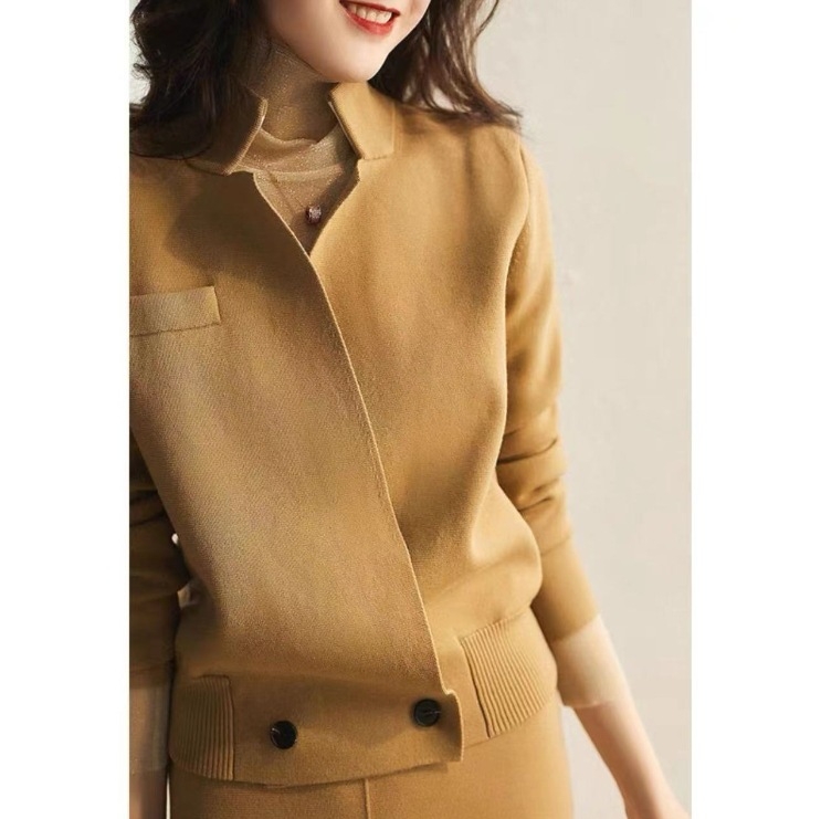 Dámsky pletený mestský kostým, dva diely: top a sukňa, dlhé rukávy, bez goliera, polyesterový pletený materiál, zimná sezóna 2023