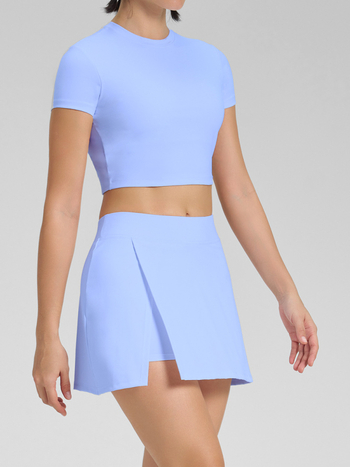 Δύο-τμηματικό γυναικείο αθλητικό σετ φούστας – Τοπ με κοντά μανίκια και επένδυση στήθους, πίσω άνοιγμα, γρήγορα στεγνώνει ύφασμα 80% νάιλον/20% σπάντεξ, φούστα Α-γραμμή