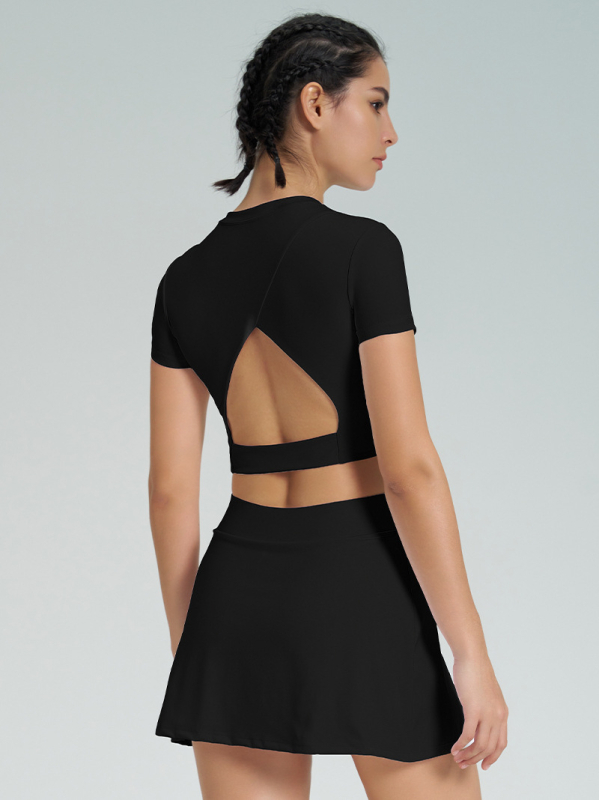 Kaheosaline naiste spordikomplekt – lühikeste varrukatega top rinnapatjadega, tagant avatud disain, kiiresti kuivanud materjal 80% nailon, 20% elastaan, A-line spordiseelik