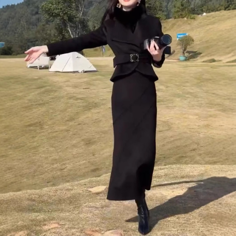 Kostim sa suknjom - monokromni uzorak; suknja srednje duljine; materijal: poliester; stil: uredski.