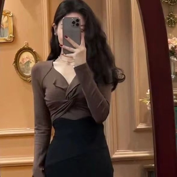 Set two-piece pentru femei, stil coreean: Top cu mâneci lungi răsucit și fustă midi cu deschidere în stil fishtail, croială simplă, primăvara 2025, compoziția principală a țesăturii 70–80%