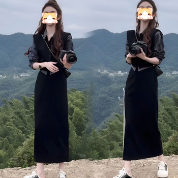 Dámsky dvojdielny kostým so pruhovanou blúzkou a mini sukňou, dlhé rukávy, PVC látka, potlač a farbenie