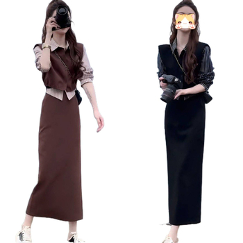 Dámsky dvojdielny kostým so pruhovanou blúzkou a mini sukňou, dlhé rukávy, PVC látka, potlač a farbenie