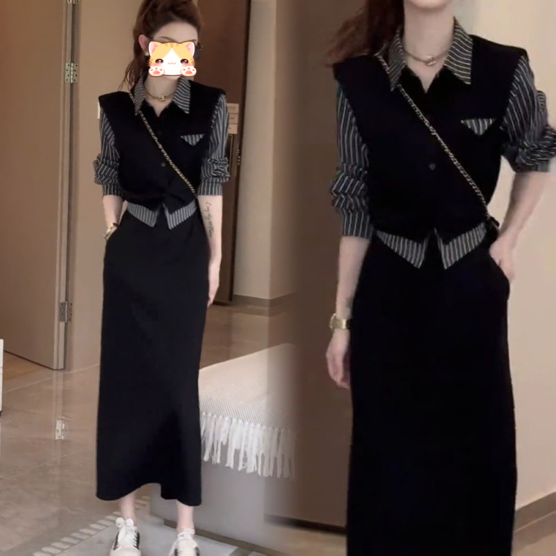 Dámsky dvojdielny kostým so pruhovanou blúzkou a mini sukňou, dlhé rukávy, PVC látka, potlač a farbenie