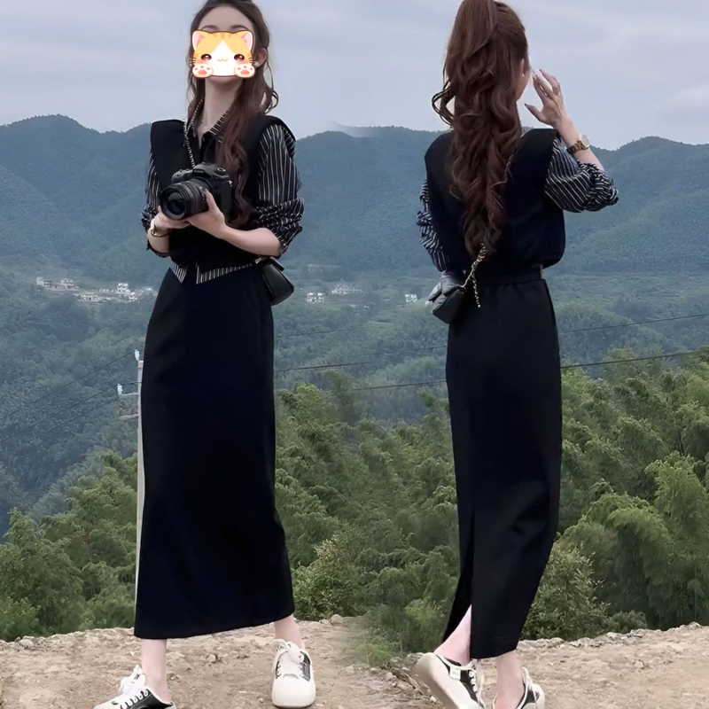 Dámsky dvojdielny kostým so pruhovanou blúzkou a mini sukňou, dlhé rukávy, PVC látka, potlač a farbenie