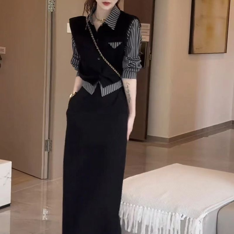 Dámsky dvojdielny kostým so pruhovanou blúzkou a mini sukňou, dlhé rukávy, PVC látka, potlač a farbenie