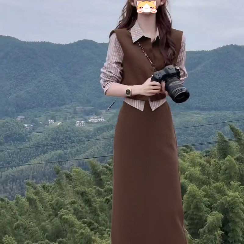 Dámsky dvojdielny kostým so pruhovanou blúzkou a mini sukňou, dlhé rukávy, PVC látka, potlač a farbenie