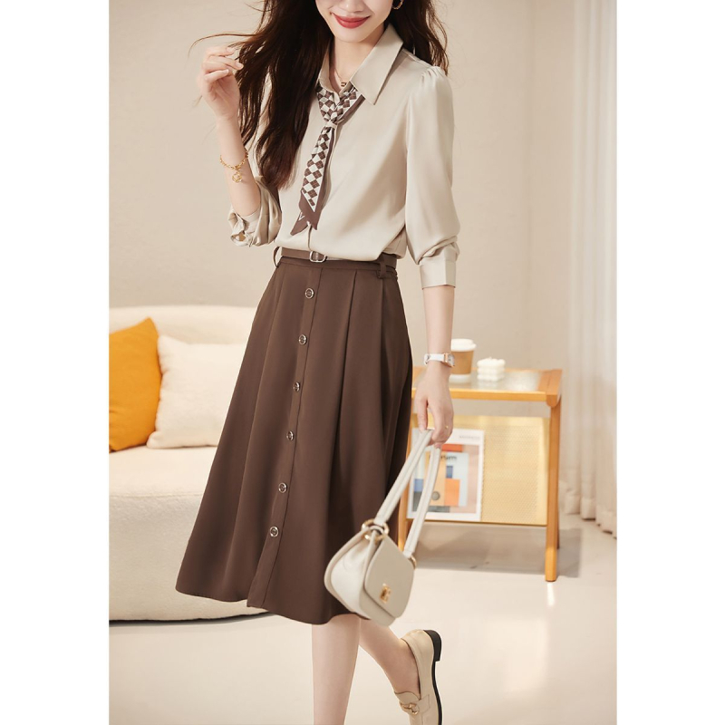 Dvojdielny set: košeľa a sukňa — dlhé rukávy, sukňa strednej dĺžky, polyester s 30–50% akrylu, bez žehlenia