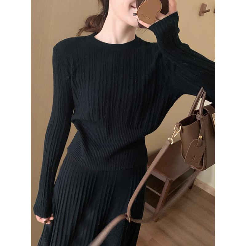 Elegantný dvojdielny set: pletený sveter s okrúhlym výstrihom a midi sukňa s elastickým pásom, polyesterová látka, pre ženy, zimná sezóna 2025