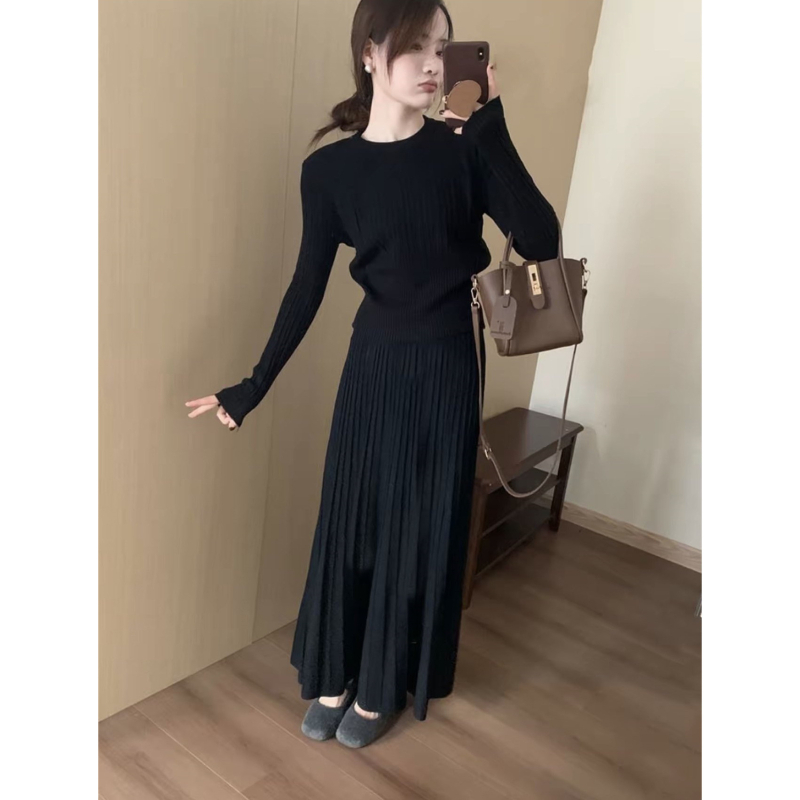 Elegantný dvojdielny set: pletený sveter s okrúhlym výstrihom a midi sukňa s elastickým pásom, polyesterová látka, pre ženy, zimná sezóna 2025