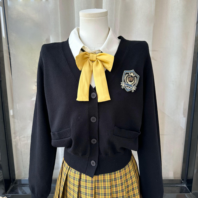 JK-stílusú iskolai egyenruha készlet: kardigán, felső és szoknya; egyszínű minta, akril rost, kapok 30–50% arányban; megjelenés 2025 ősz