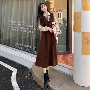 Koreai stílusú akadémiai ihletésű ruha, kollázsvarrással, hosszú ujjú, magas derék, hamis két-darabos dizájn, középmagas hosszúságú A-vonalú szoknya.