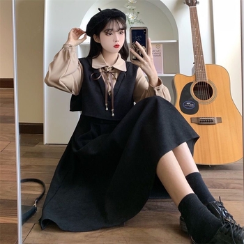 Koreai stílusú akadémiai ihletésű ruha, kollázsvarrással, hosszú ujjú, magas derék, hamis két-darabos dizájn, középmagas hosszúságú A-vonalú szoknya.