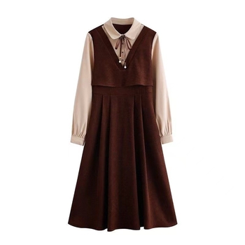 Koreai stílusú akadémiai ihletésű ruha, kollázsvarrással, hosszú ujjú, magas derék, hamis két-darabos dizájn, középmagas hosszúságú A-vonalú szoknya.