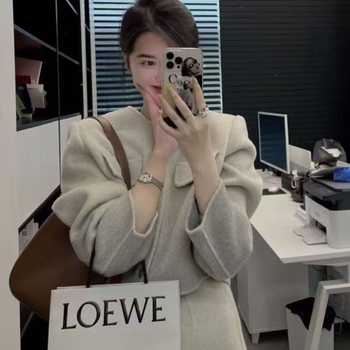 UNMUN Chenille dviejų dalių komplektas, spandekso mišinio 50–70%, vidutinio ilgio sijonas, viršutinė dalis su ragų rankovėmis.