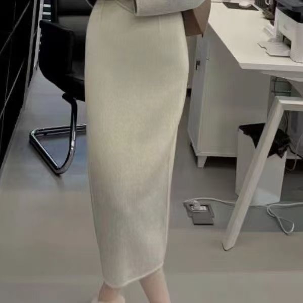 UNMUN Chenille dviejų dalių komplektas, spandekso mišinio 50–70%, vidutinio ilgio sijonas, viršutinė dalis su ragų rankovėmis.