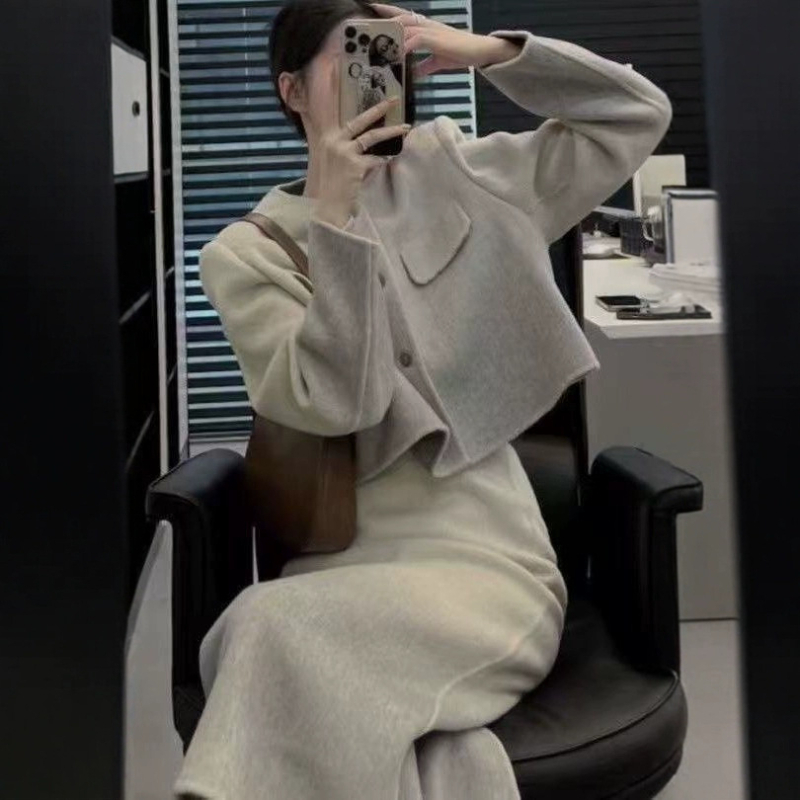 UNMUN Chenille dviejų dalių komplektas, spandekso mišinio 50–70%, vidutinio ilgio sijonas, viršutinė dalis su ragų rankovėmis.