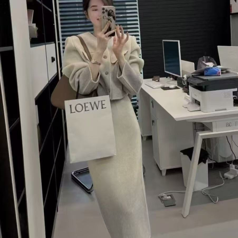 UNMUN Chenille dviejų dalių komplektas, spandekso mišinio 50–70%, vidutinio ilgio sijonas, viršutinė dalis su ragų rankovėmis.