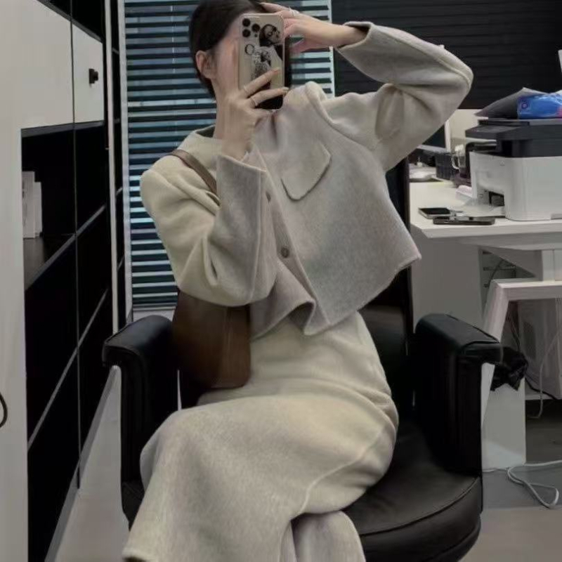 UNMUN Chenille dviejų dalių komplektas, spandekso mišinio 50–70%, vidutinio ilgio sijonas, viršutinė dalis su ragų rankovėmis.