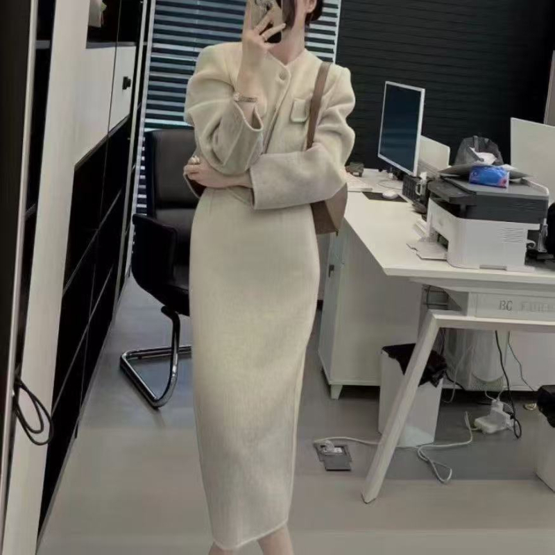 UNMUN Chenille dviejų dalių komplektas, spandekso mišinio 50–70%, vidutinio ilgio sijonas, viršutinė dalis su ragų rankovėmis.