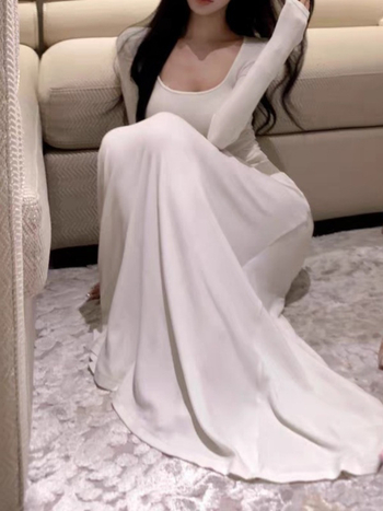 Kaheosaline kudumkostüüm: pikkade varrukatega U-kaelusega top ja pikk kõrge-taljega seelik, puuvillase elastaani segu, talv 2025