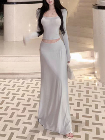 Kaheosaline kudumkostüüm: pikkade varrukatega U-kaelusega top ja pikk kõrge-taljega seelik, puuvillase elastaani segu, talv 2025