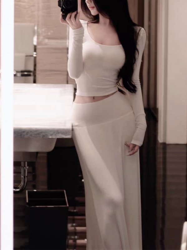 Kaheosaline kudumkostüüm: pikkade varrukatega U-kaelusega top ja pikk kõrge-taljega seelik, puuvillase elastaani segu, talv 2025