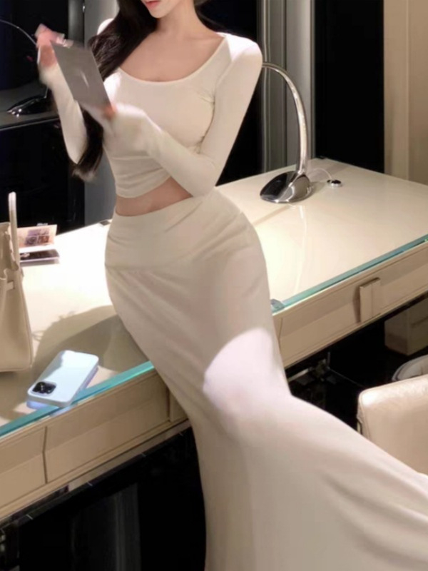 Kaheosaline kudumkostüüm: pikkade varrukatega U-kaelusega top ja pikk kõrge-taljega seelik, puuvillase elastaani segu, talv 2025