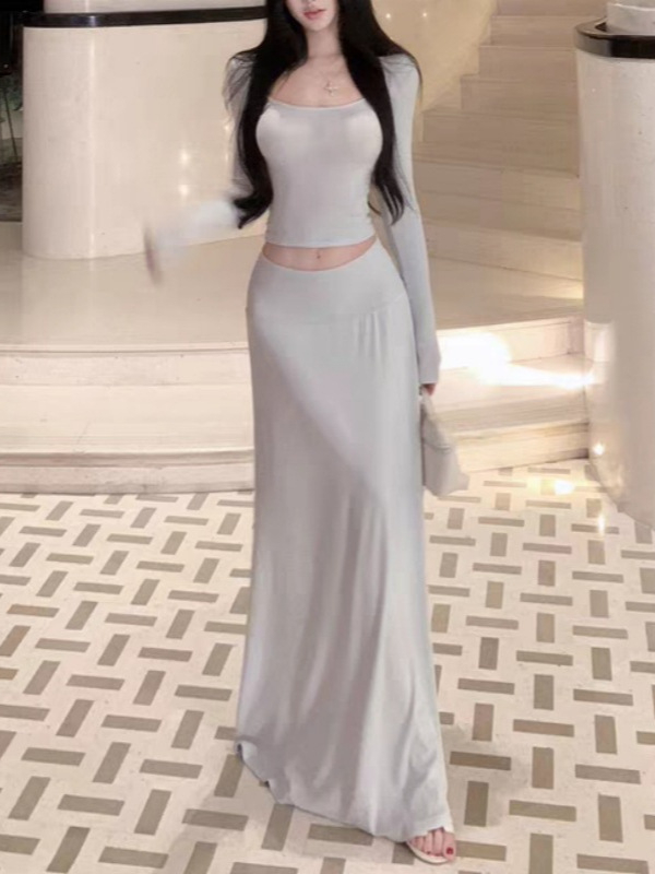 Kaheosaline kudumkostüüm: pikkade varrukatega U-kaelusega top ja pikk kõrge-taljega seelik, puuvillase elastaani segu, talv 2025