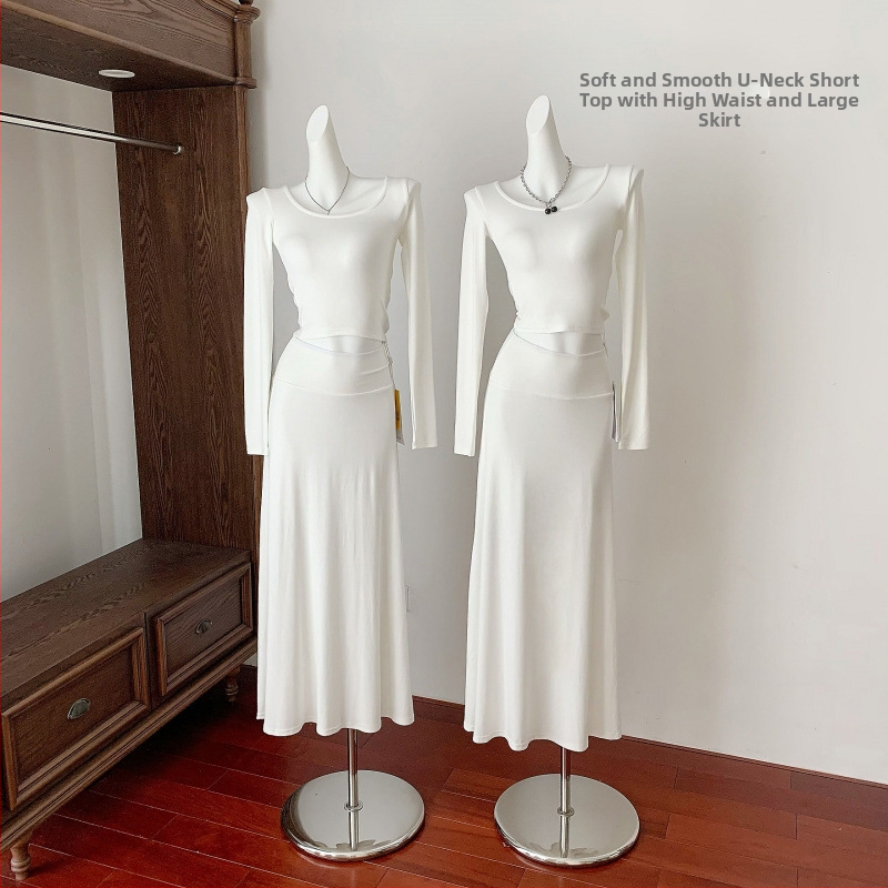 Kaheosaline kudumkostüüm: pikkade varrukatega U-kaelusega top ja pikk kõrge-taljega seelik, puuvillase elastaani segu, talv 2025